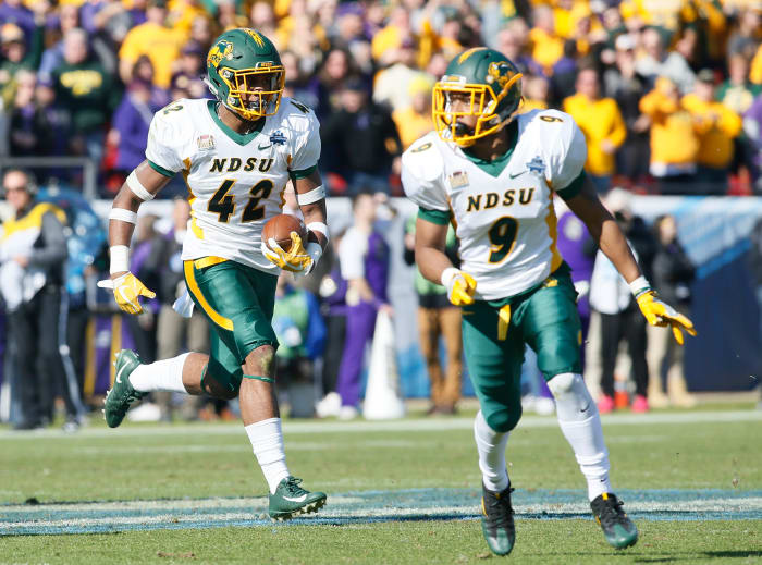 Jan 6, 2018; Frisco, TX, USA; North Dakota State Bison linebacker Jabril Cox (42) returns a fumble in the second quarter against the James Madison Dukes at Toyota Stadium.